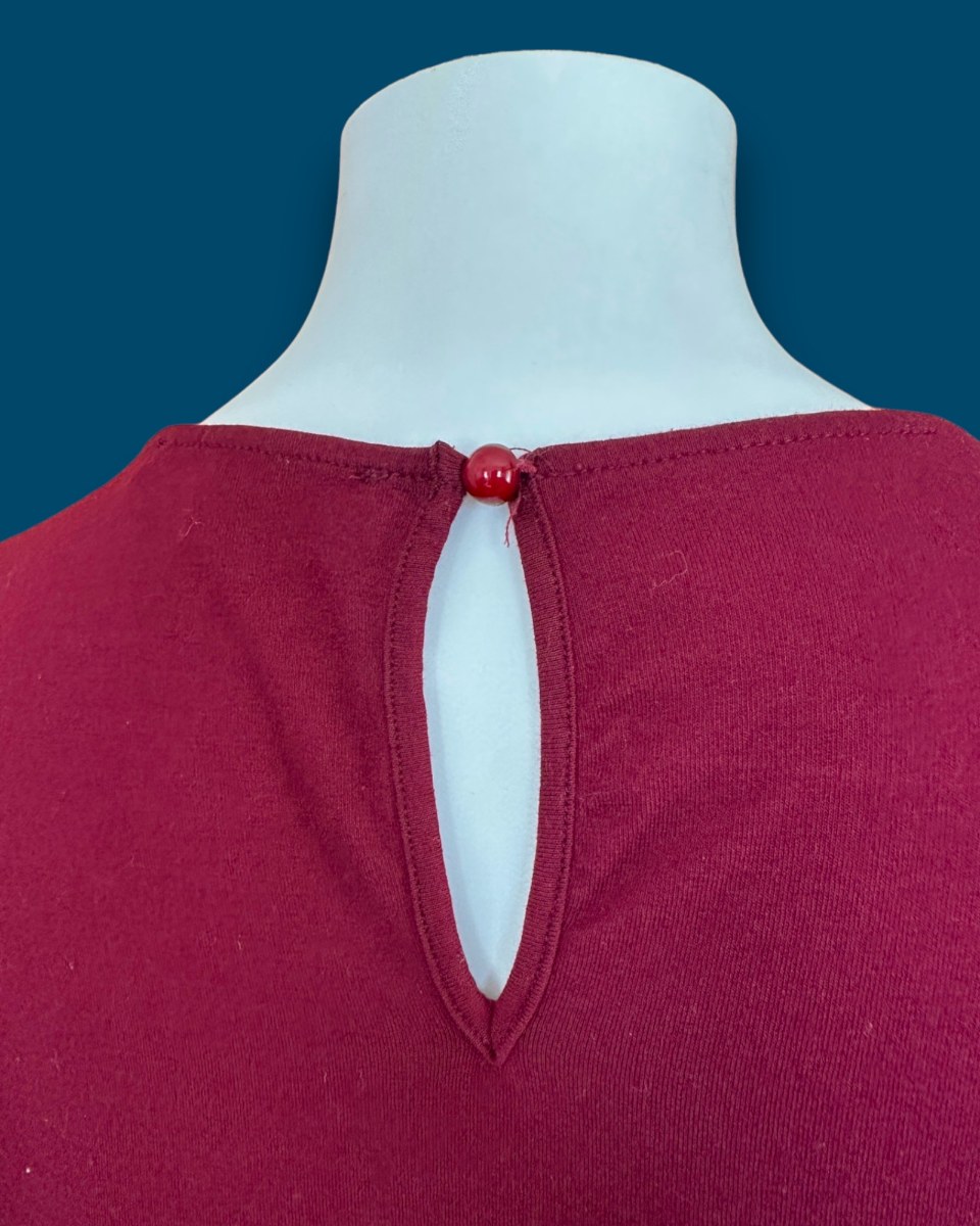 Bordo Tüylü Bluz — Simli, Kısa Kollu, Arkası Düğmeli