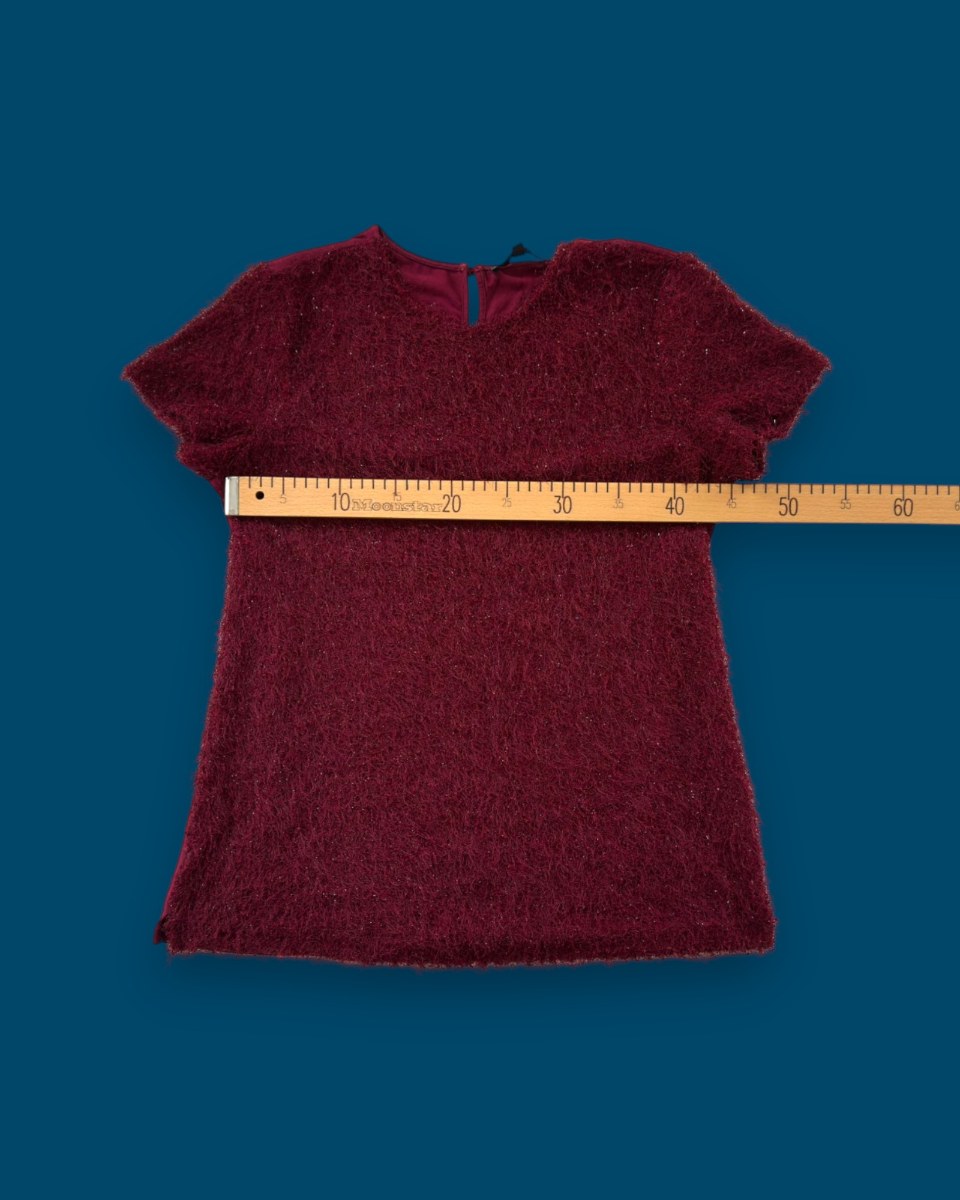 Bordo Tüylü Bluz — Simli, Kısa Kollu, Arkası Düğmeli