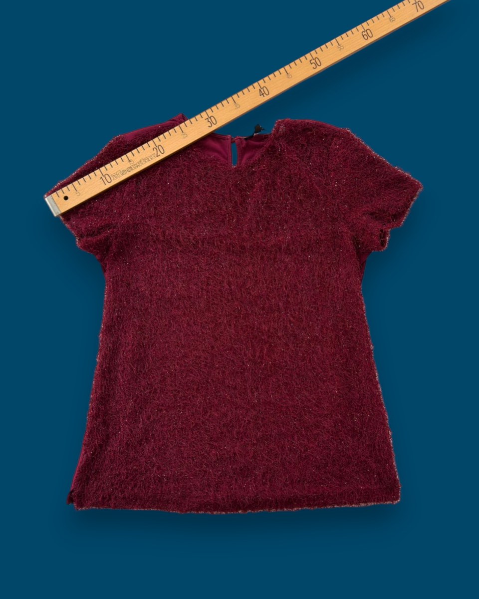 Bordo Tüylü Bluz — Simli, Kısa Kollu, Arkası Düğmeli